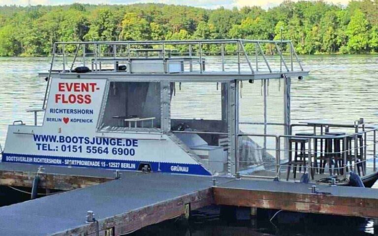 Eventfloß mieten in Berlin Köpenick führerscheinfrei für 16 Personen