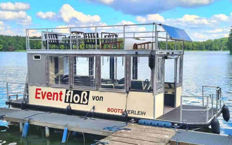 Eventfloß mieten in Berlin Köpenick führerscheinfrei für 16 Personen